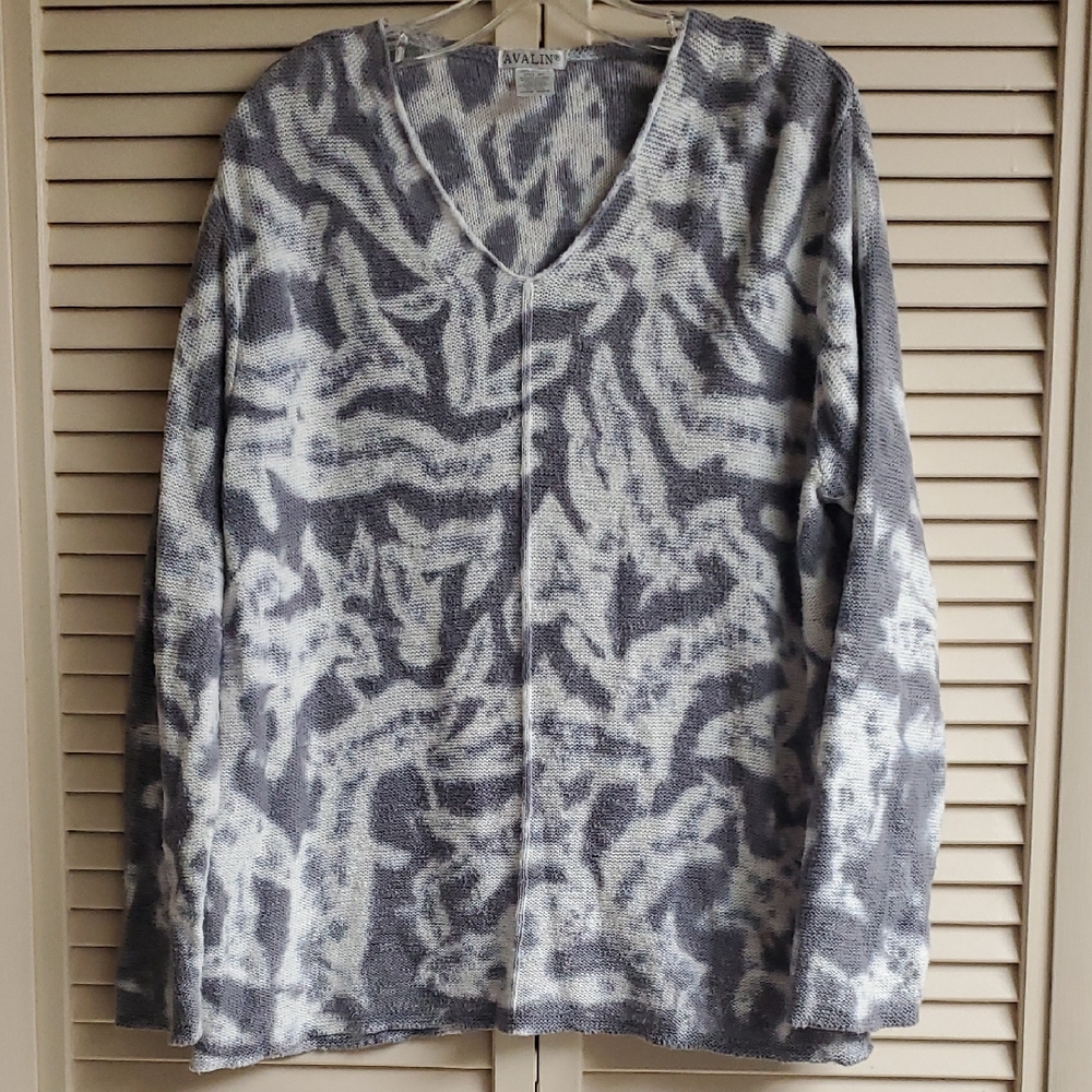 Avalon Gray and White V-Neck Abstract Pattern Sweater